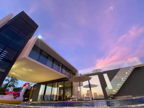 a large house with a swimming pool and a villa at Chuỗi Villa 6 ngủ Siêu VIP Tuần Châu S-H - Mặt Biển - View vịnh in Ha Long