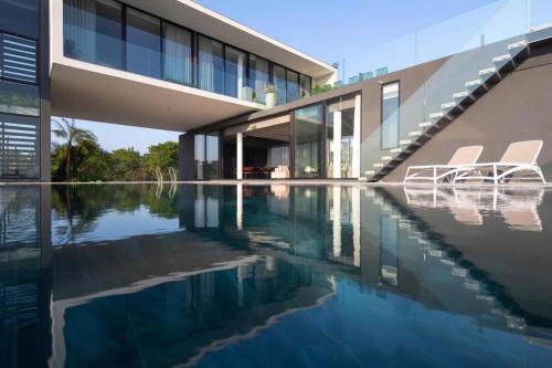 an external view of a house with a swimming pool at Chuỗi Villa 6 ngủ Siêu VIP Tuần Châu S-H - Mặt Biển - View vịnh in Ha Long
