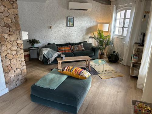 un salon avec un canapé et une table dans l'établissement Villa Saint-Cyprien Corse, à Lecci