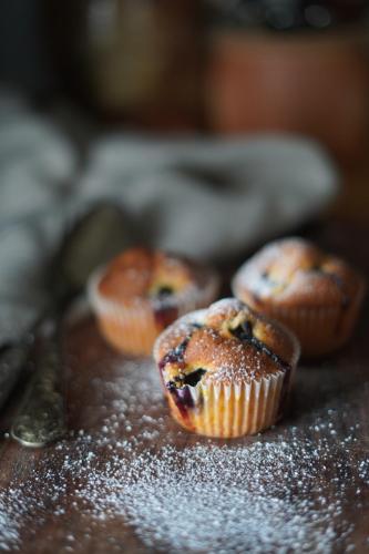 drie bosbessenmuffins op een tafel bij Manoir de la Salle du Roc in Bourré