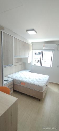 a bedroom with a large bed in a room at Apartamento coração meia praia in Itapema