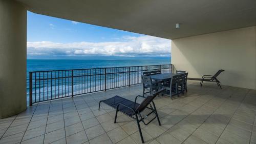 オレンジビーチにあるPhoenix West 1209 condoのテーブルと椅子と海のあるバルコニー
