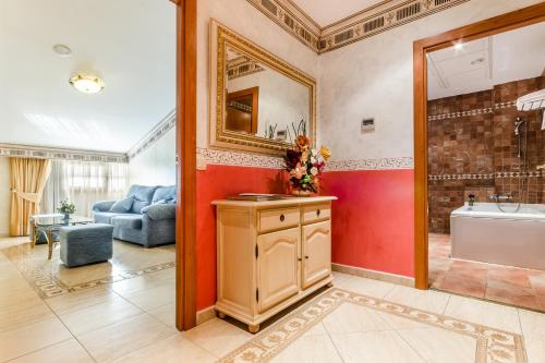 Habitación con baño con bañera y lavabo. en Carlos I Toledo, en Yuncos