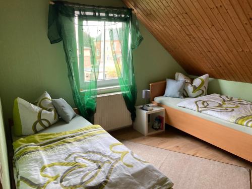 OstritzにあるFerienwohnung Wie zu Hauseの窓のある部屋にベッドが2つある