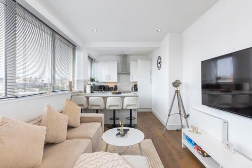 a living room with a couch and a kitchen at Luxury 2-Bed Hove Suite Escape in Brighton & Hove