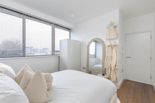 En eller flere senge i et værelse på Luxury 2-Bed Hove Suite Escape