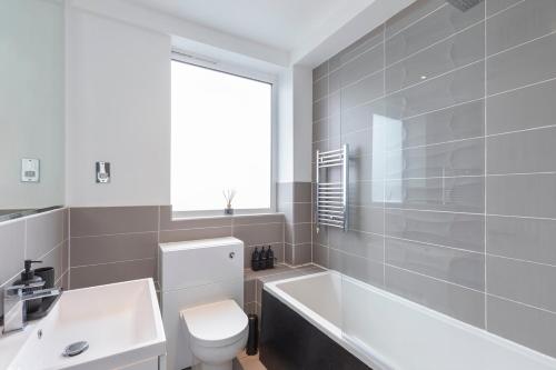 Et badeværelse på Luxury 2-Bed Hove Suite Escape