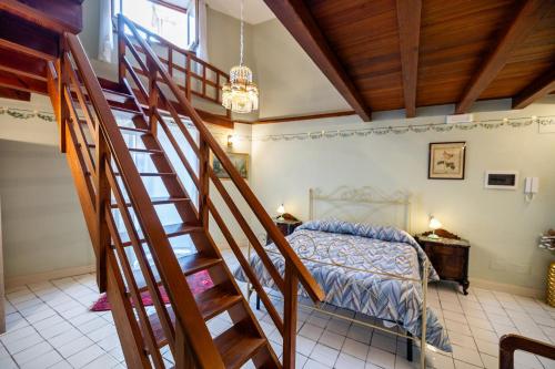 una scala che conduce a una camera con letto di Casa Vacanze Francy House a Termini Imerese