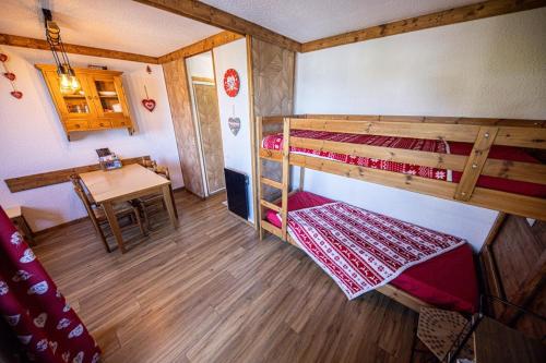 - une vue de tête sur une chambre avec 2 lits superposés dans l'établissement Belle Plagne 2050m Chaleureux studio 4 personnes, à La Plagne Tarentaise
