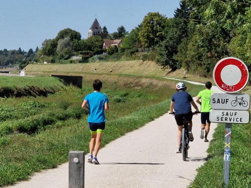 - un groupe de personnes à vélo sur un sentier dans l'établissement Saint-Jean-de-Braye Combleux Une simple petite maison, à Saint-Jean-de-Braye