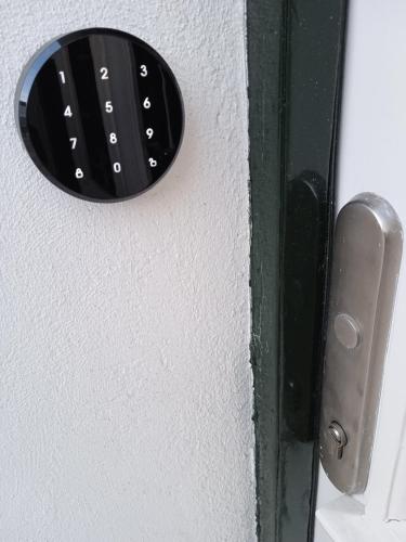 a door with a black and white door handle at B&B Uit de Kunst Anna Paulowna in Bingelrade
