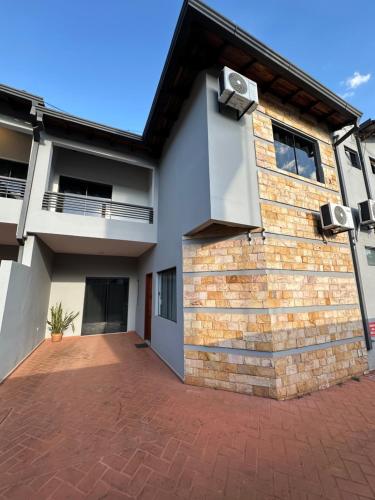 una representación de una casa con una entrada de ladrillo en CDE duplex Rent II - 2 Dormitorios - 4 camas, en Ciudad del Este
