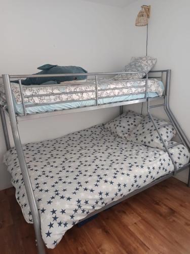 Ce lit superposé se trouve dans un dortoir. dans l'établissement Le Cap'Océan, à Mimizan-Plage