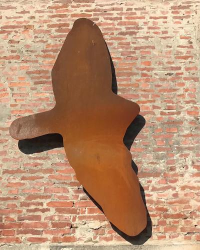 a metal statue on the side of a brick wall at Museo Grillo Camere d'Arte, dormire nel Museo in Arena Po