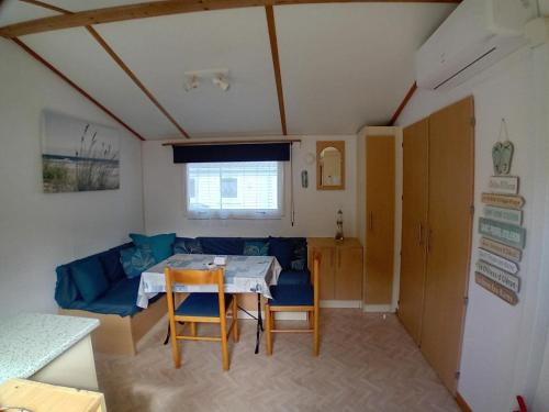 Posezení v ubytování Mobil Home bord de mer CAMPING LES TAMARIS