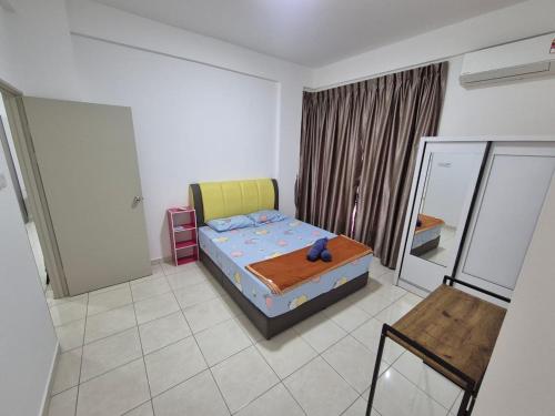 Un dormitorio pequeño con una cama y una ventana. en IJM Suria Homestay, en Sandakan
