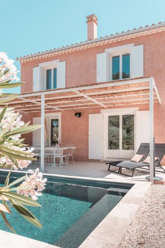 une maison avec une piscine devant une maison dans l'établissement Petit Paradis Garrigue, à Moulézan