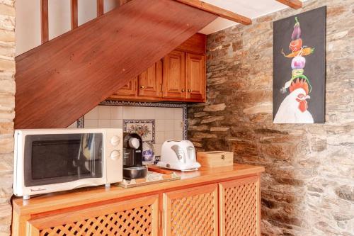 a microwave sitting on top of a counter in a kitchen at Casa da Joana in Mirandela