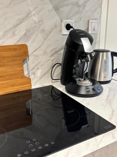 a coffee maker on a counter in a kitchen at Écrin paisible in Vergèze
