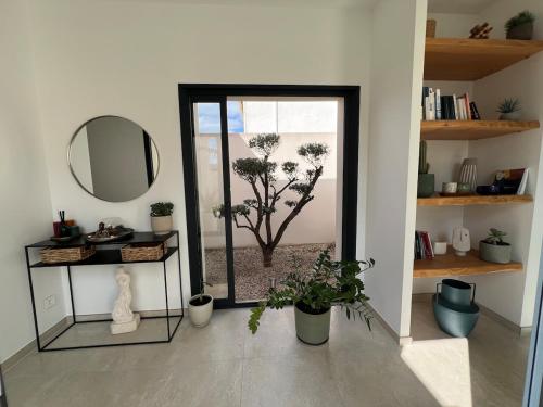 une chambre avec un miroir et une plante en pot dans l'établissement Villa moderne avec piscine chauffée, à Villeneuve-lès-Avignon