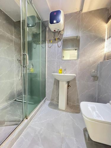 Ένα μπάνιο στο Tastefully Furnished Two bedrooms Wuye