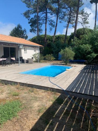 une cour arrière avec une piscine et une maison dans l'établissement Bee free, à Ambarès-et-Lagrave