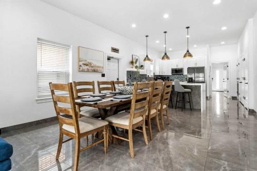 una sala da pranzo e una cucina con tavolo e sedie di Immaculate Townhouse w Pool & Balcony South Padre a South Padre Island