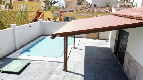 una piscina en la azotea de un edificio en Villa Ainara Aguadulce, en Aguadulce