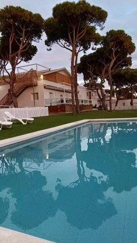 Apartamento Mistral 5, con piscina y parking.