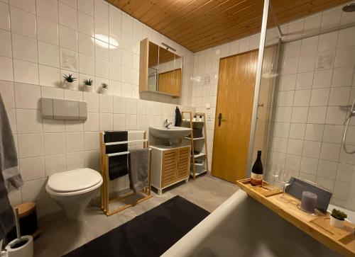 Ένα μπάνιο στο Wohnung im Herzen des Steinatals