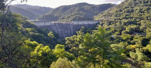 リオ・セバージョスにあるCasita en las Sierrasの木々の集まる渓谷の中のダム