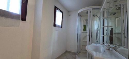 Ένα μπάνιο στο La Gaude Appart jardin 6 personnes