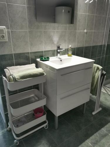 La salle de bains est pourvue d'un lavabo et d'un sèche-serviettes. dans l'établissement Chez Norbert, à Quarré-les-Tombes