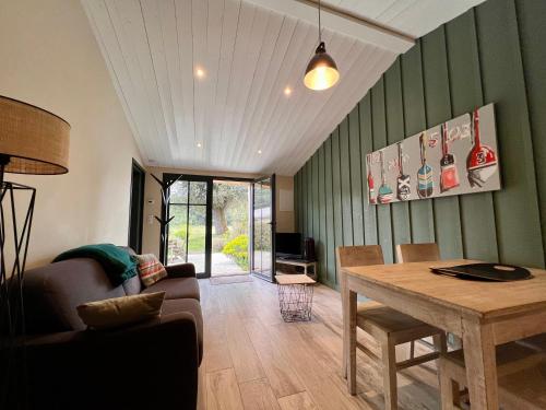 un salon avec une table et un canapé dans l'établissement Le moulin D'angibaud, à La Flotte