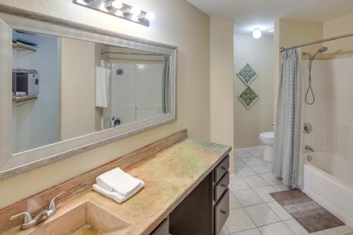 Et badeværelse på Lake Havasu Retreat