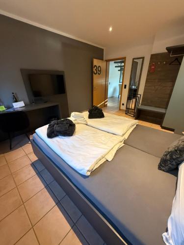 a room with two beds in a room with a roomswersswersswers at Ho(s)tel Ahrbergen in Giesen