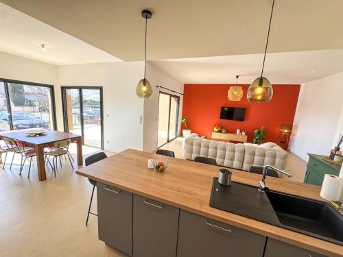 une cuisine et un salon avec un canapé et une table dans l'établissement Villa neuve moderne, à Saint-Quentin-la-Poterie
