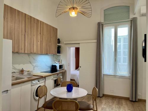 - une petite cuisine avec une table et des chaises dans l'établissement City Center, Calm & Fresh, à Aix-en-Provence
