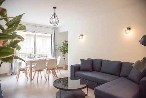 un salon avec un canapé et une table dans l'établissement Appartement tout confort au Cœur d'Antibes, à Antibes