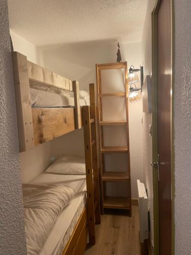 une chambre avec deux lits superposés et un placard dans l'établissement REZ DE JARDIN CALME ST LARY PROCHE TELECABINE, à Saint-Lary-Soulan