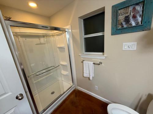 un baño con ducha y WC en Cabin 6 The Roost Cabins, en Lakehills