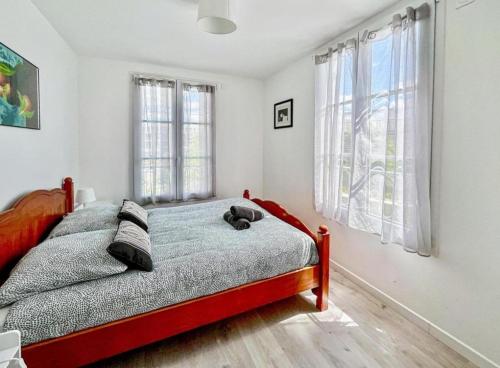 une chambre avec un lit et deux fenêtres dans l'établissement Disneyland Paris - Serris - 6 people, à Serris