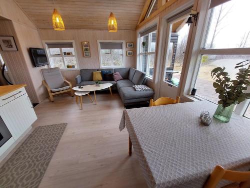 Ruang duduk di Cozy cabin, hot tub, beautiful nature
