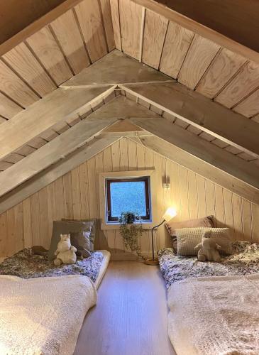 Katil atau katil-katil dalam bilik di Cozy cabin, hot tub, beautiful nature