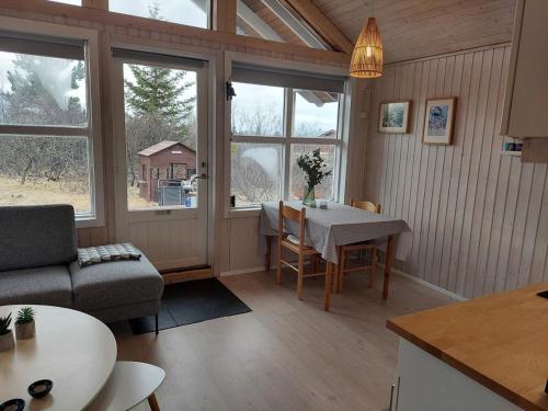 Ruang duduk di Cozy cabin, hot tub, beautiful nature