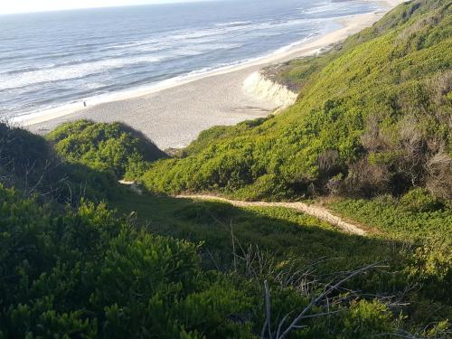 a view of the beach from the bluff of a hill at vue mer in Pataias