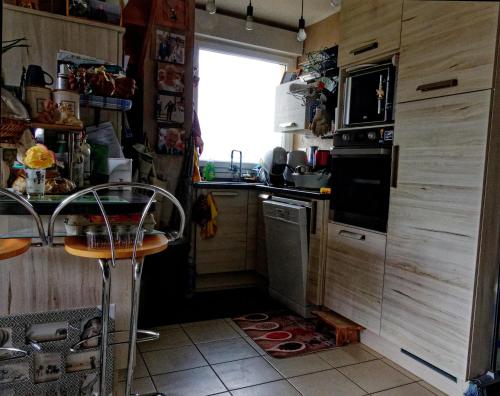 une petite cuisine avec un évier et une cuisinière dans l'établissement Danielle PICARDA, au Mans