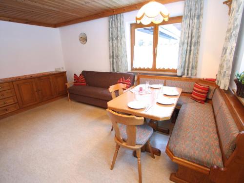 sala de estar con mesa y sofá en Spacious flat near the ski area in Salzburg, en Dienten am Hochkönig