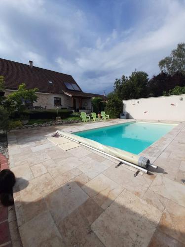 une piscine devant une maison dans l'établissement Chambre Chez Lionel, à Mur-de-Sologne