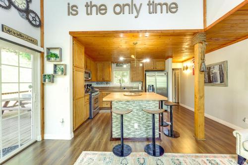 Η κουζίνα ή μικρή κουζίνα στο Remodeled Crestline Retreat Walk to Lake Gregory!